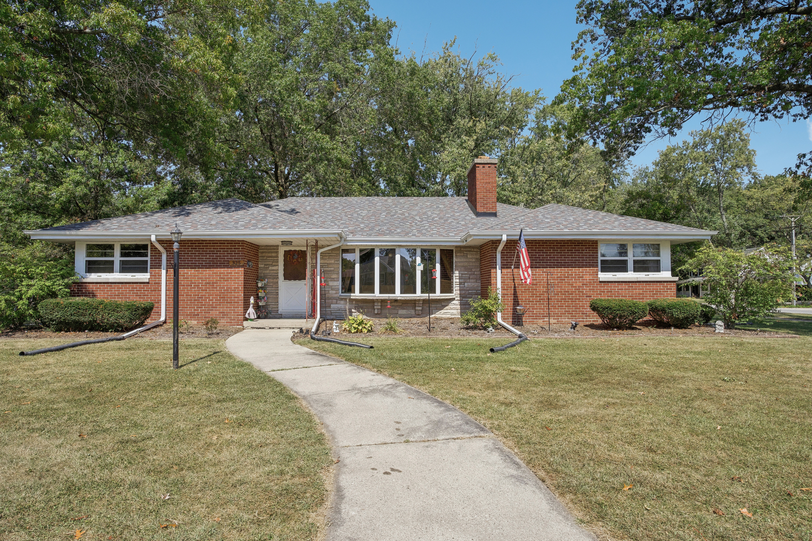 Property Photo:  325 Oakwood Drive  IL 60417 