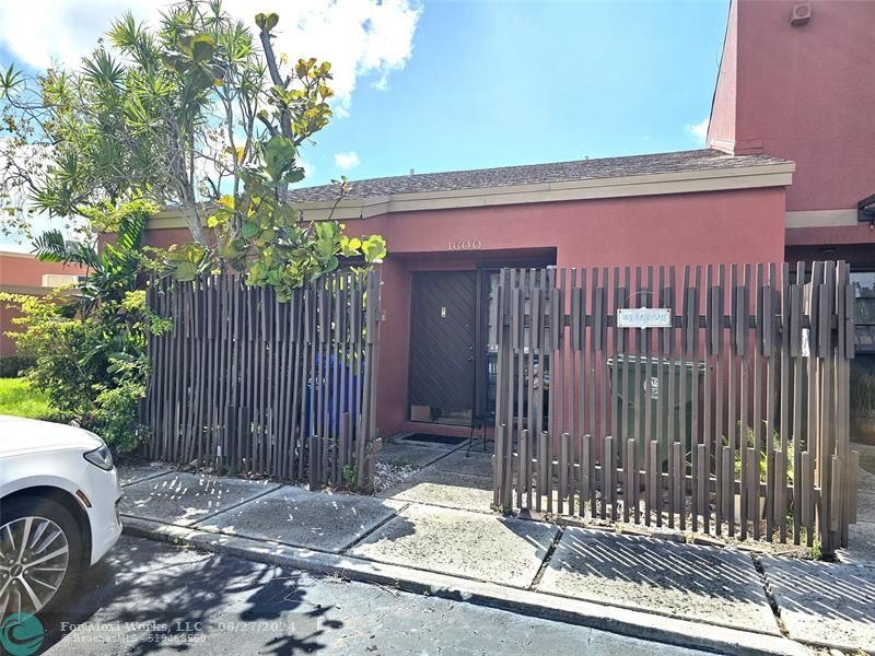 Property Photo: 1600 Fairway Rd 1600 FL 33026
