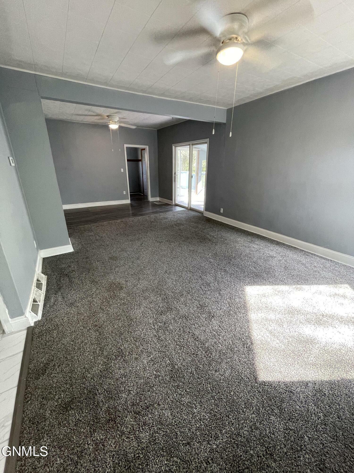 Property Photo:  611 3rd Avenue SW  ND 58401 