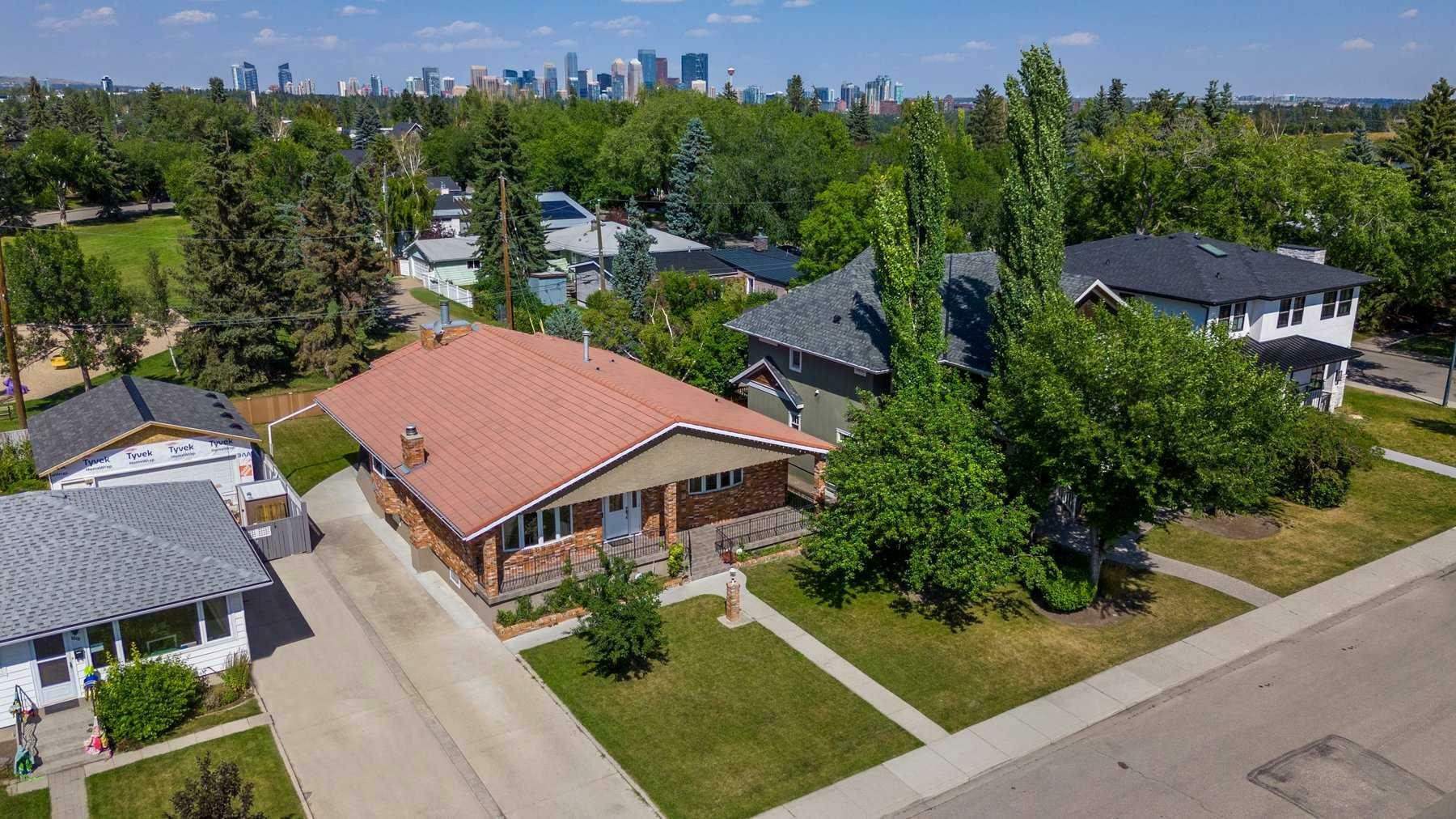 Property Photo:  1612 48 Avenue SW  AB T2T 2S8 