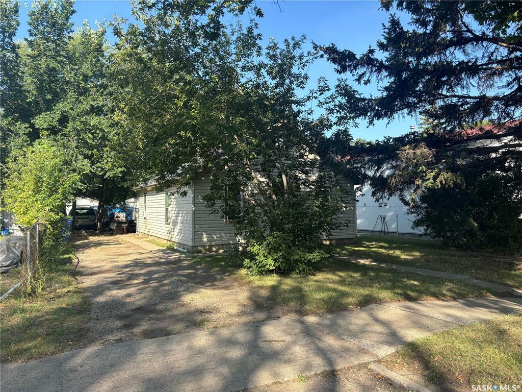 Property Photo:  1515 F Avenue N  SK S7L 1X8 