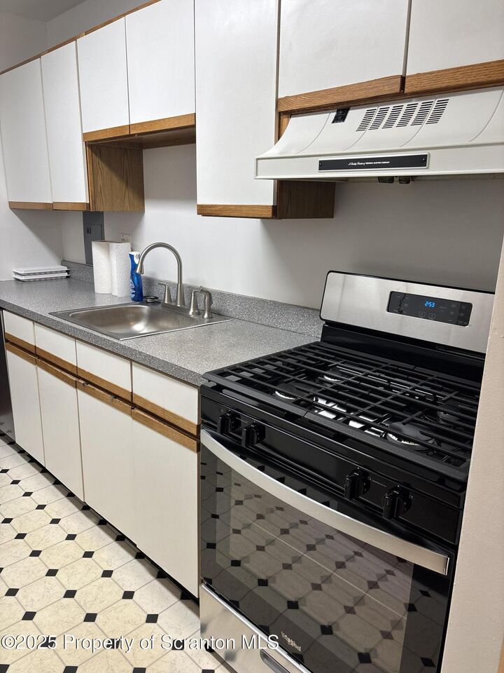 Property Photo: 1704 Summit Pointe PA 18508