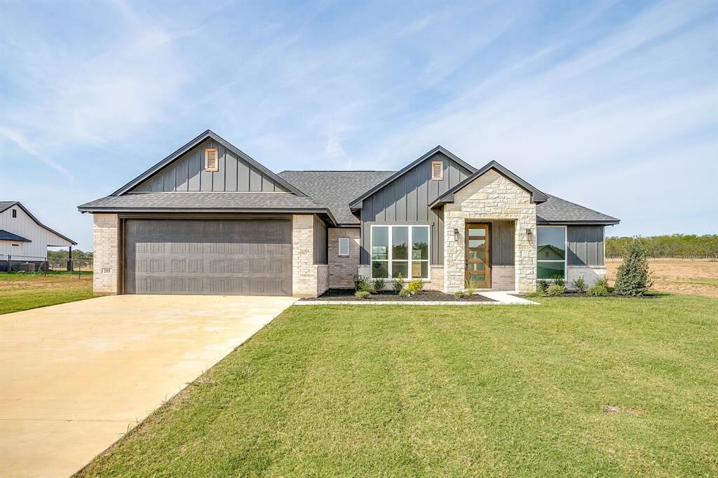 Property Photo: 205 Jimmy Lane TX 76066