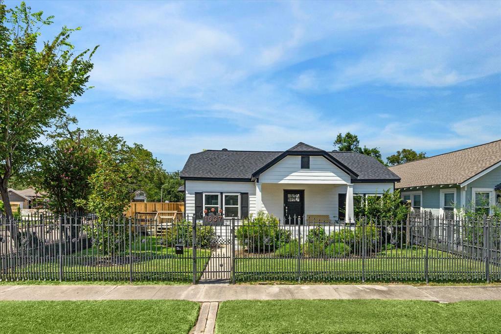 Property Photo:  1037 E 16th Street  TX 77009 