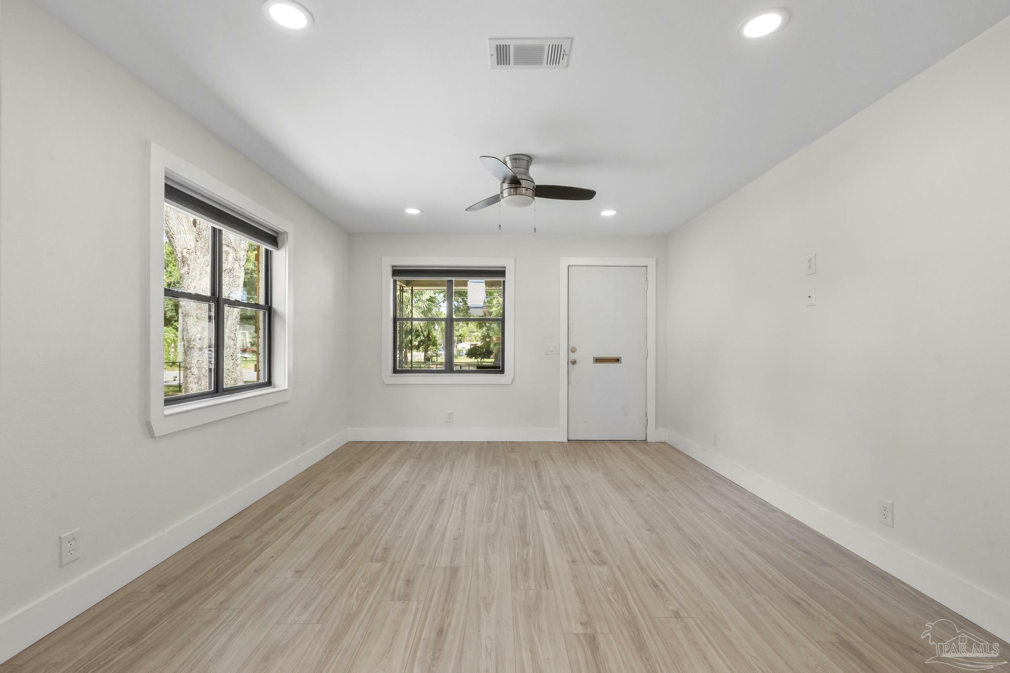 Property Photo:  913 W Hernandez St  FL 32501 