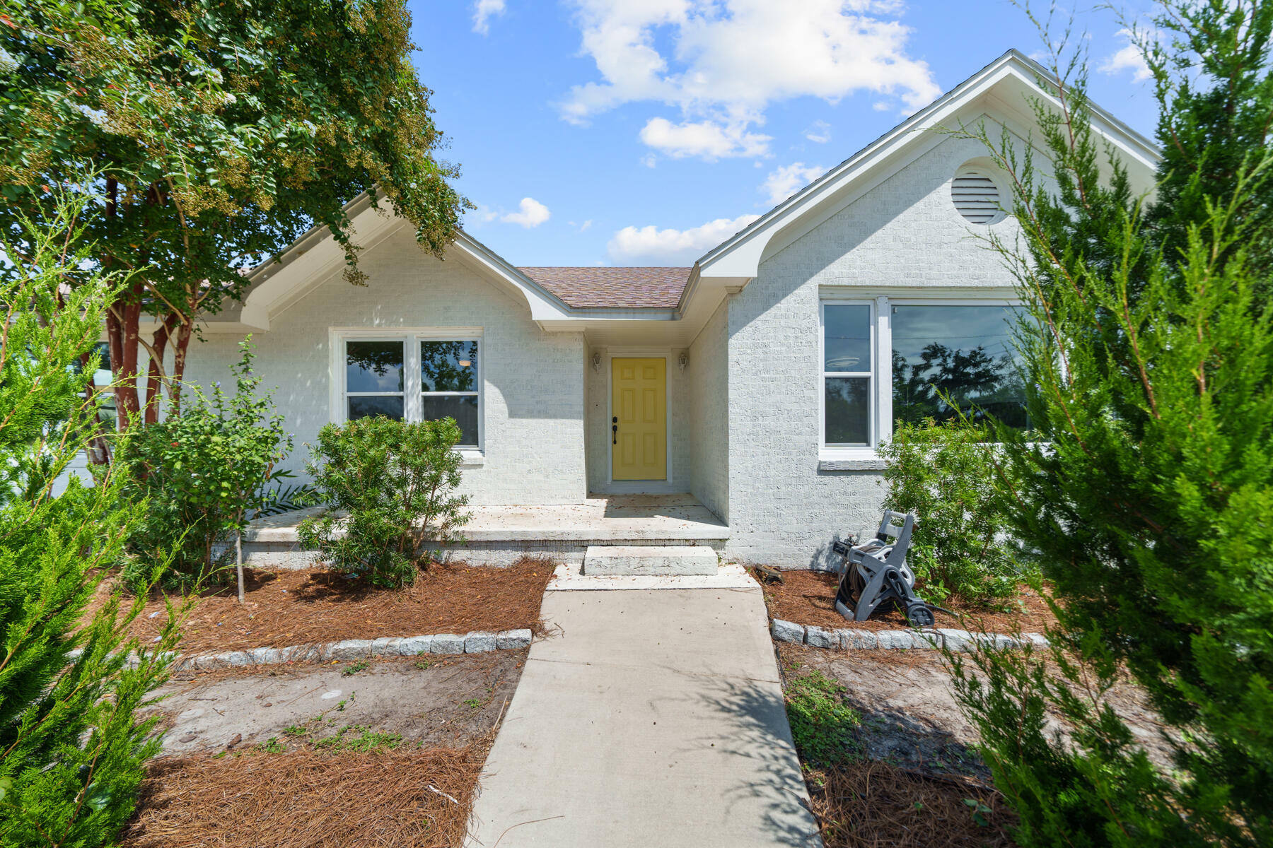 Property Photo:  102 N Cove Boulevard  FL 32401 