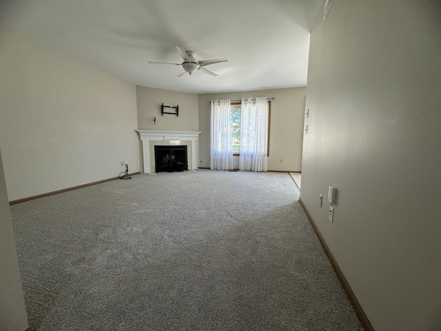 Property Photo:  405 Elm Street B  IL 60560 