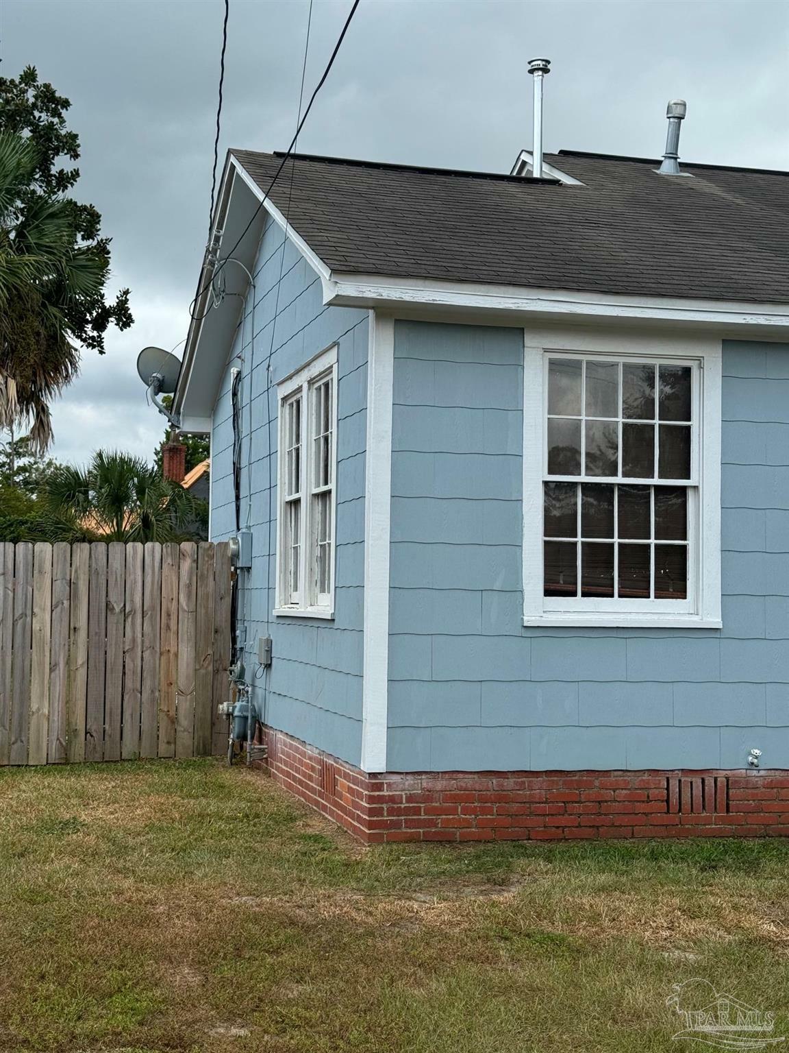 Property Photo:  1909 E Hernandez  FL 32503 