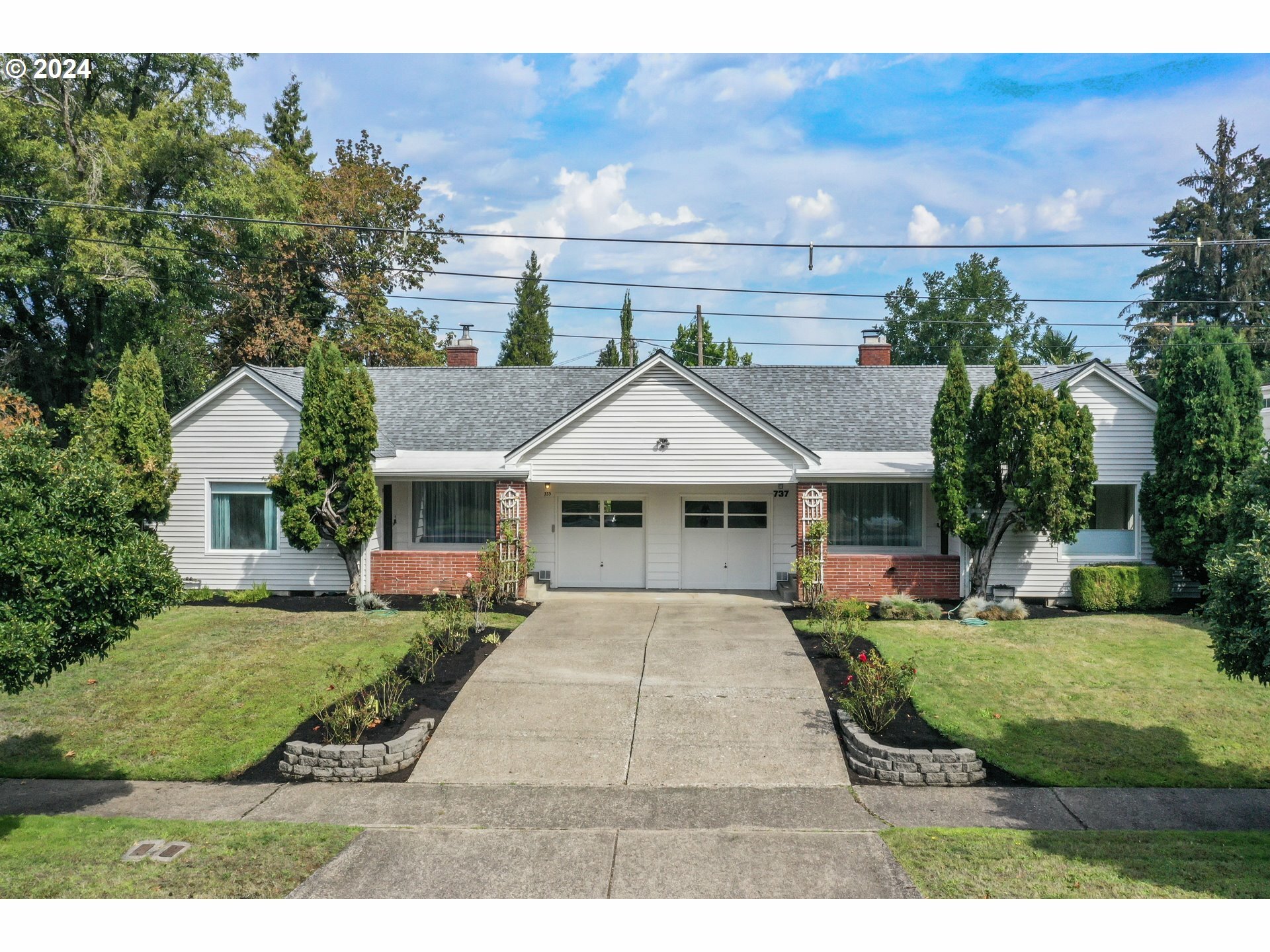 Property Photo: 735/737 E 23rd Ave OR 97405