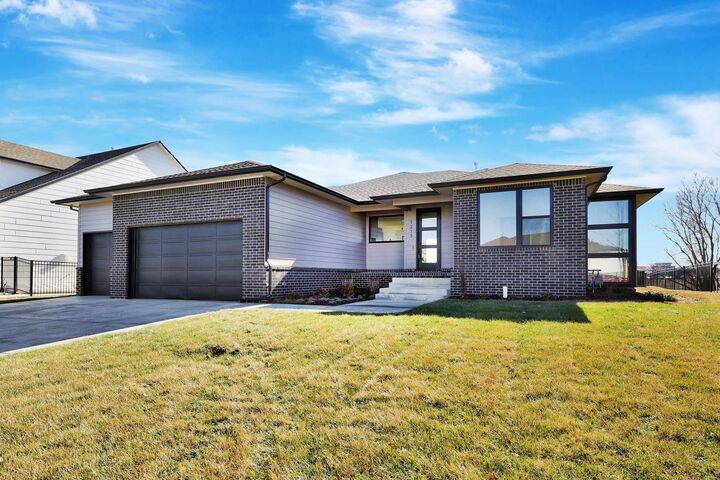 Property Photo:  1213 W Lakeway Ct  KS 67002