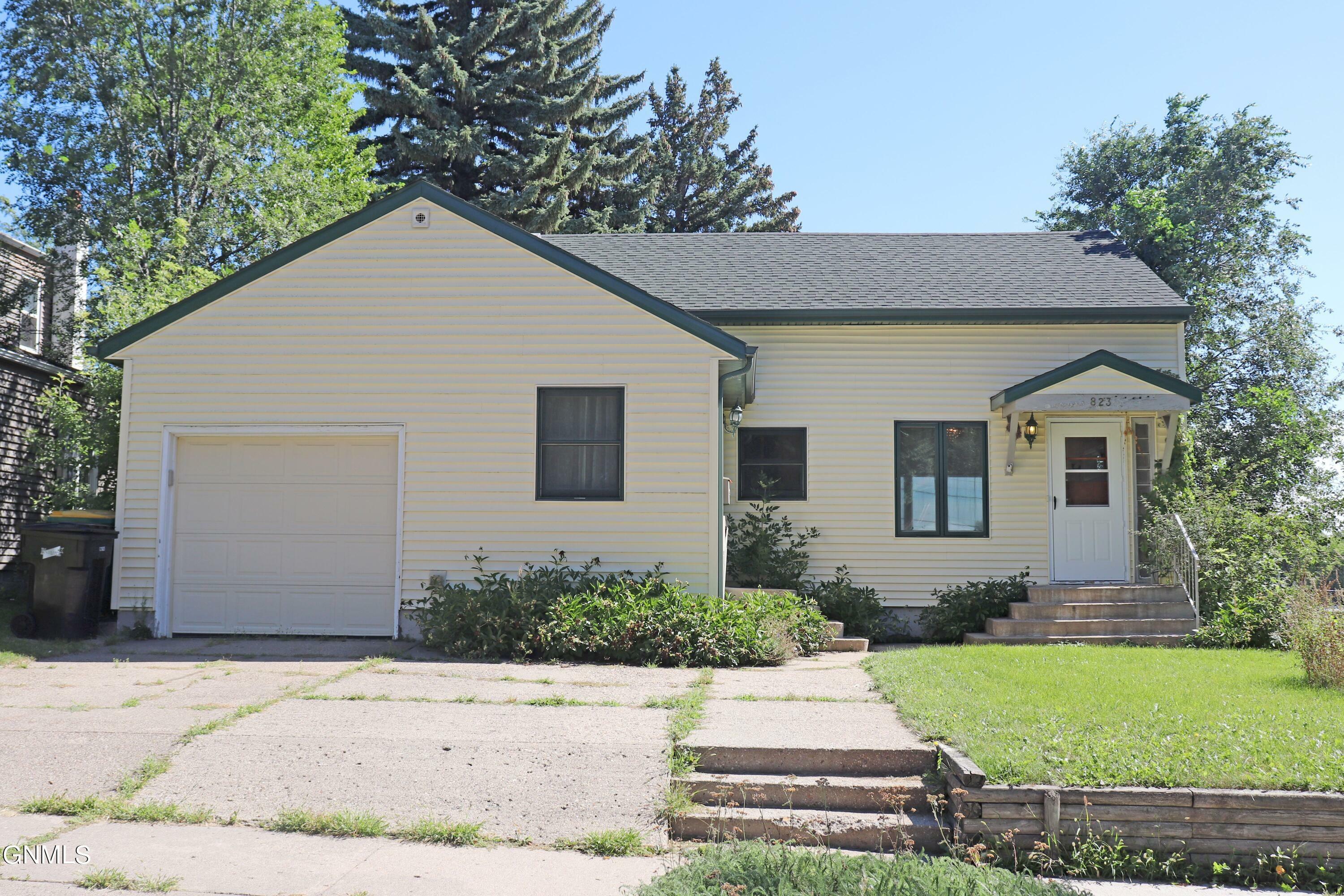 Property Photo:  823 Anderson Street  ND 58501 