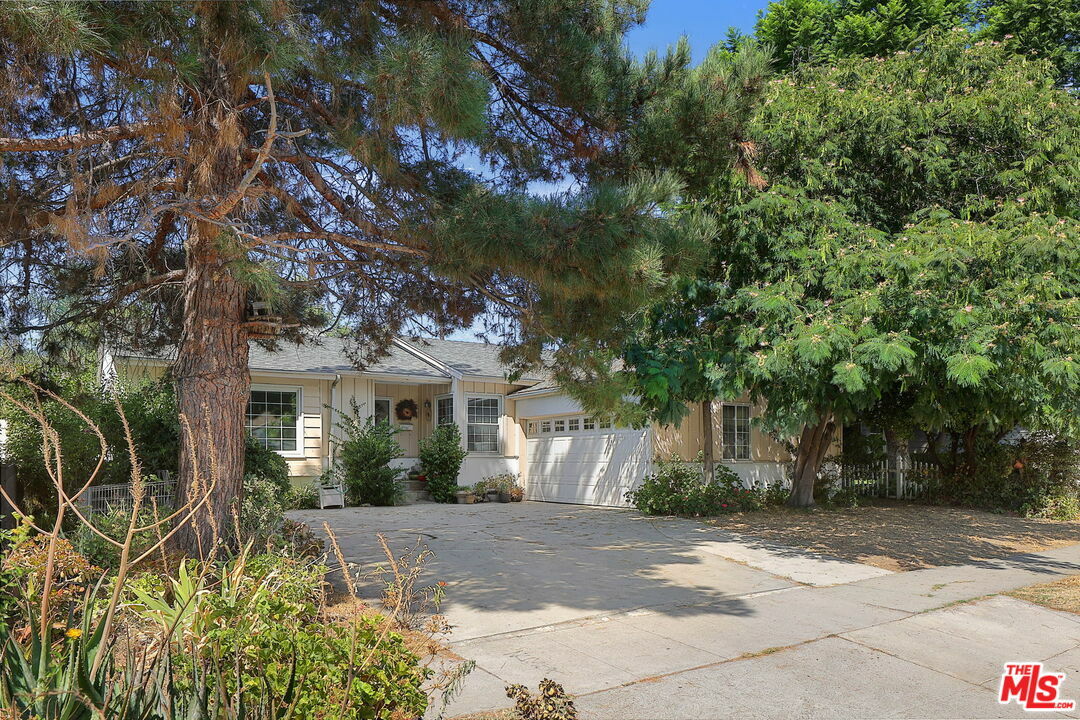 Property Photo:  8127   Natick Ave  CA 91402 