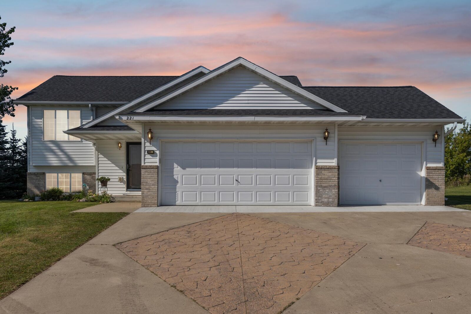Property Photo:  221 Glen Lane N  MN 55389 