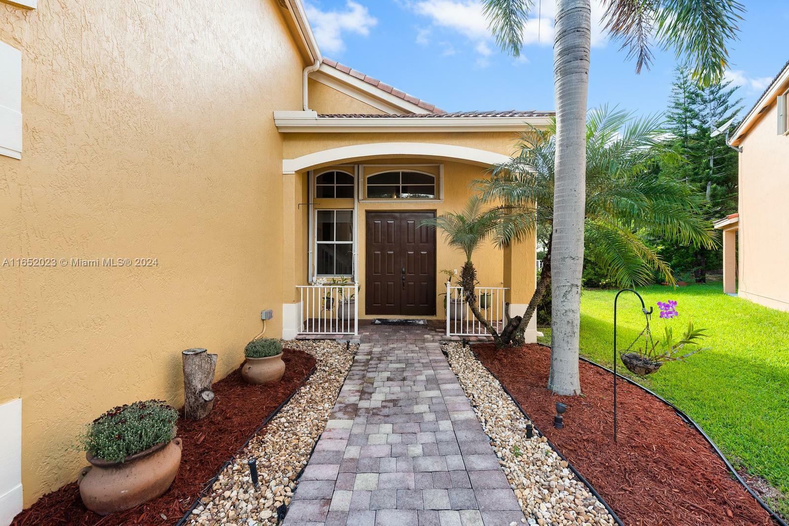 Property Photo:  4008 Staghorn Ln  FL 33331 