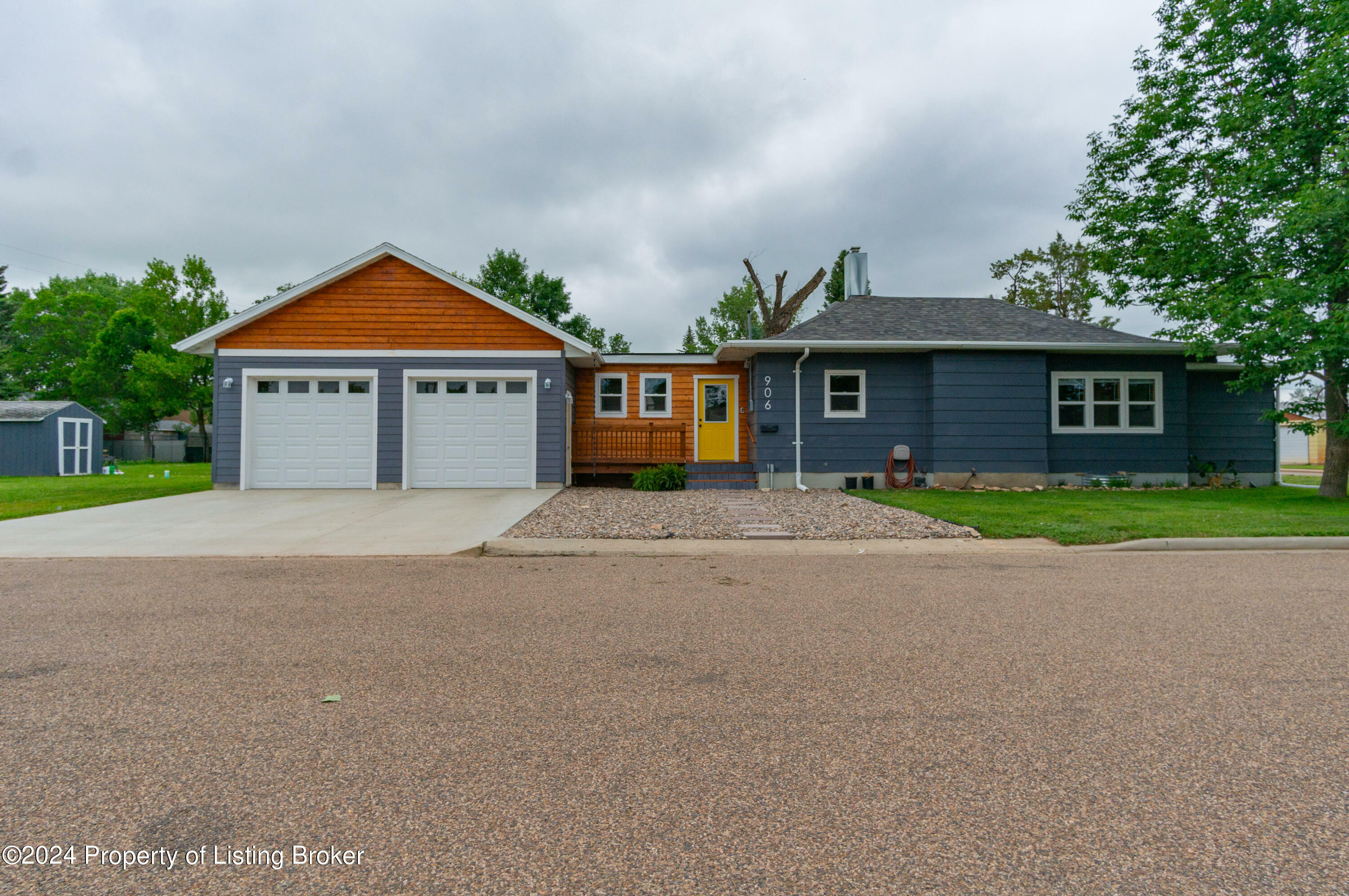 Property Photo:  906 2nd Avenue E  ND 58647 