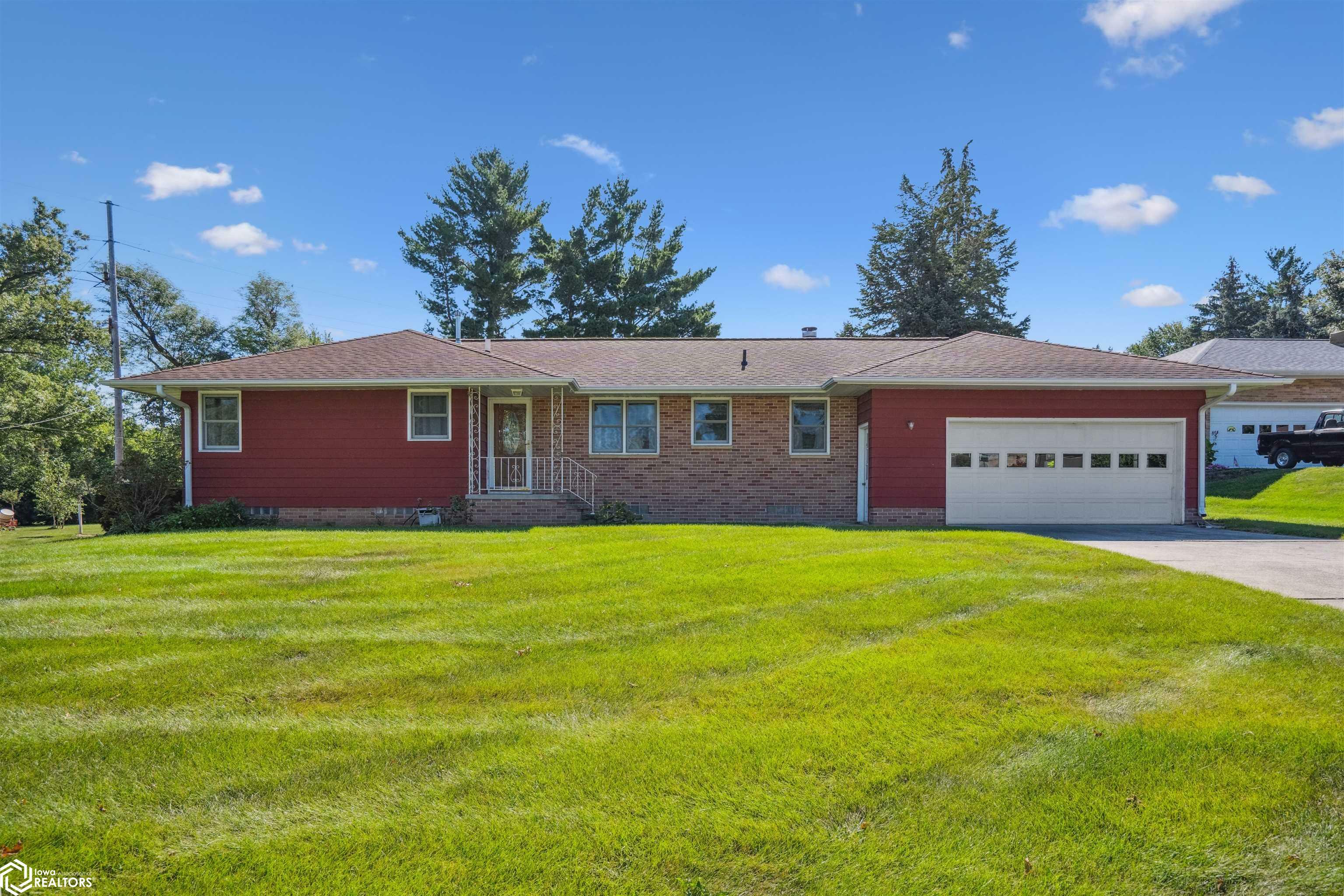 Property Photo:  304 Brentwood Road  IA 50158 