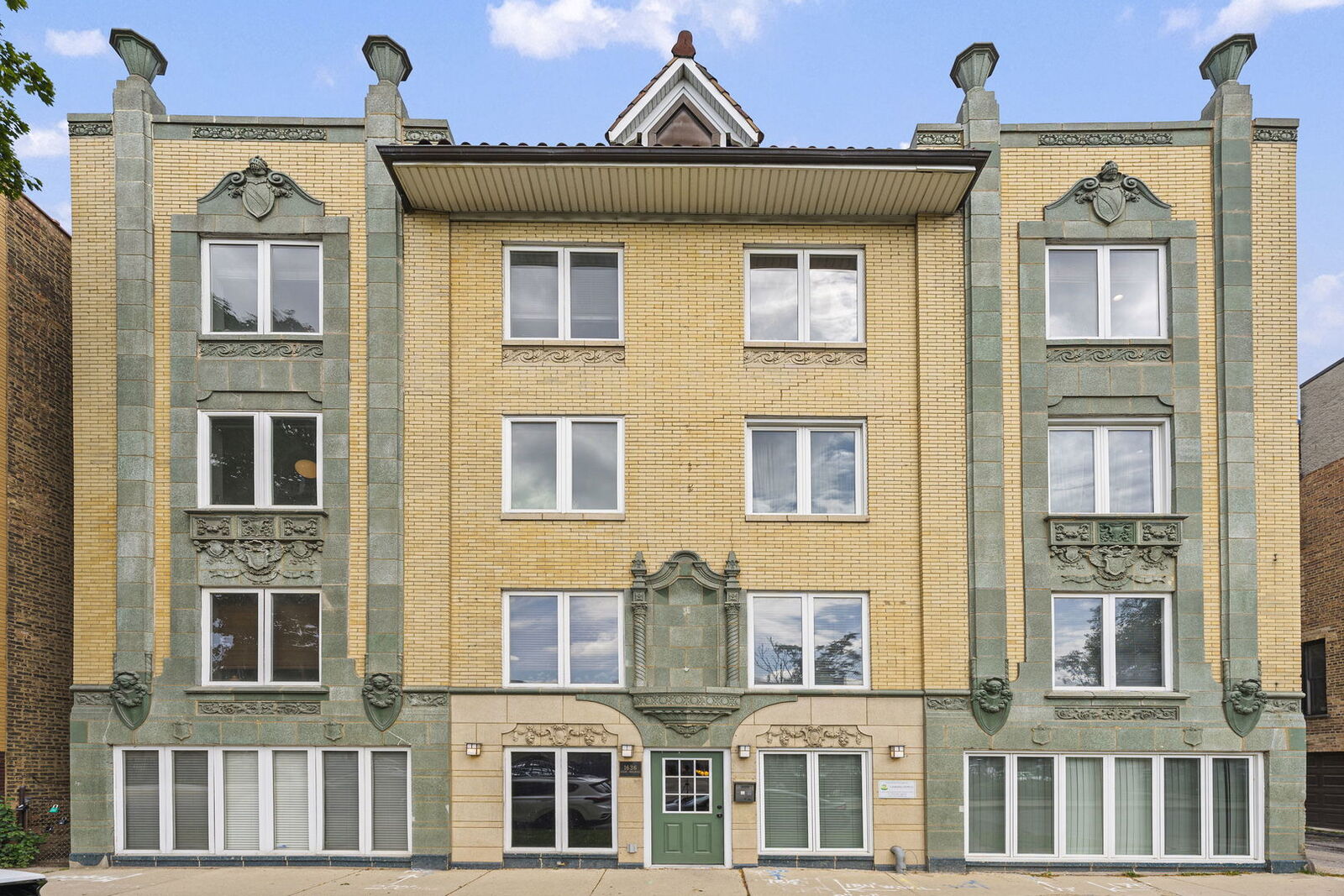 Property Photo: 1636 W Melrose Street 402 IL 60657