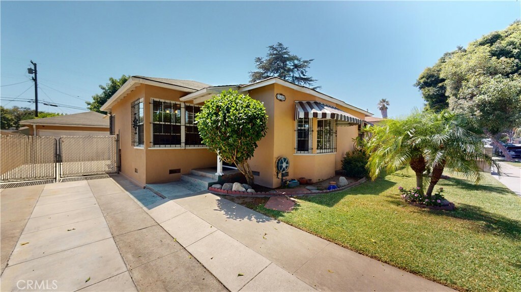 Property Photo:  216 W 67th Way  CA 90805 