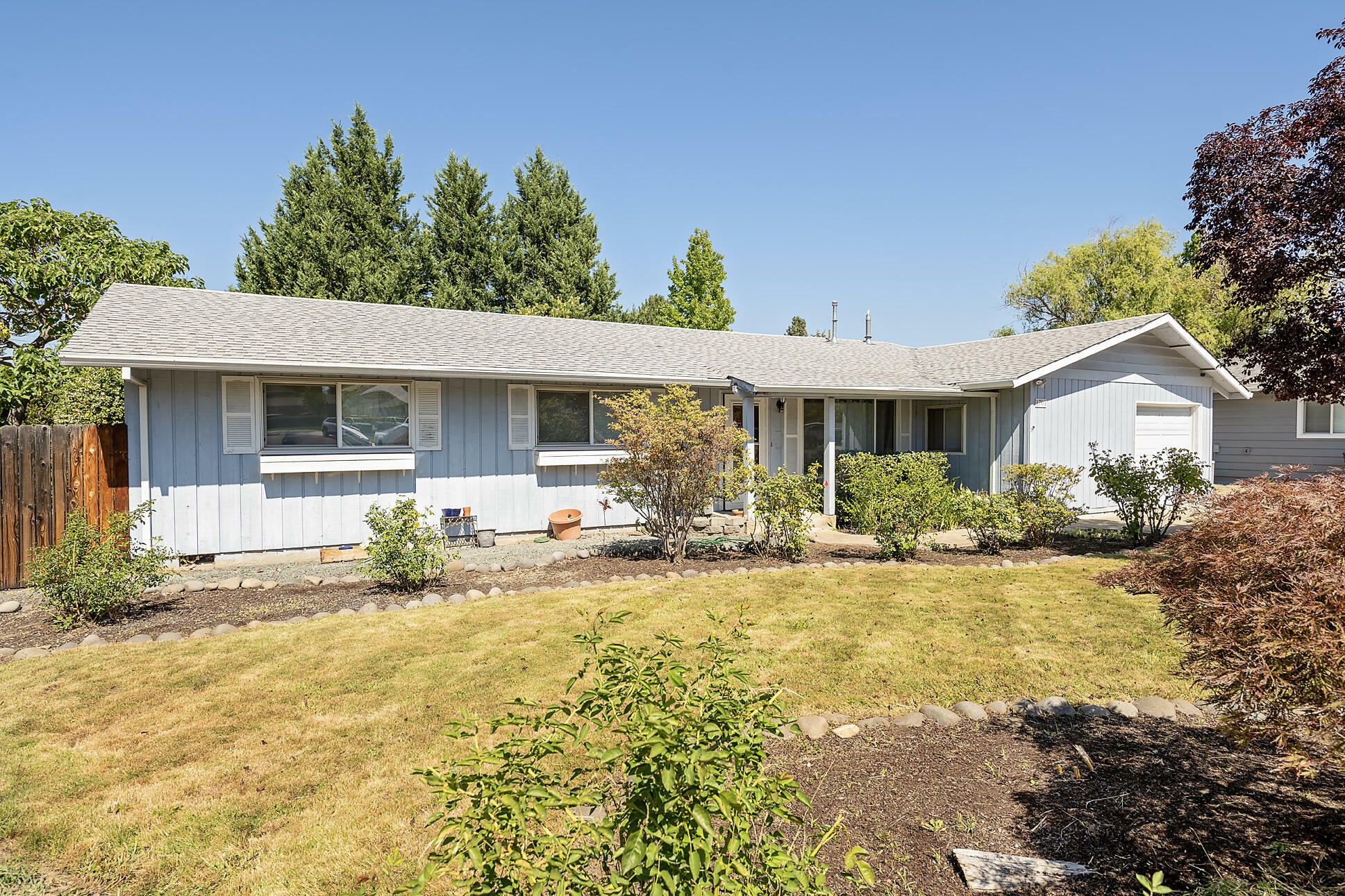 1701 Camellia Avenue  Medford OR 97504 photo