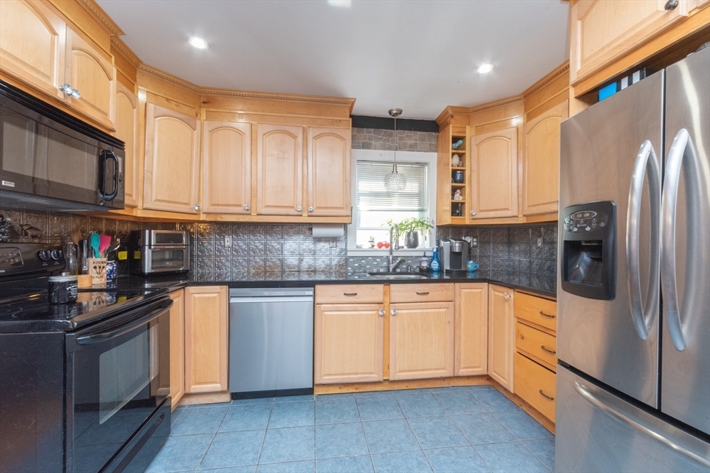 Property Photo:  23 Thomas St 23  MA 02478 