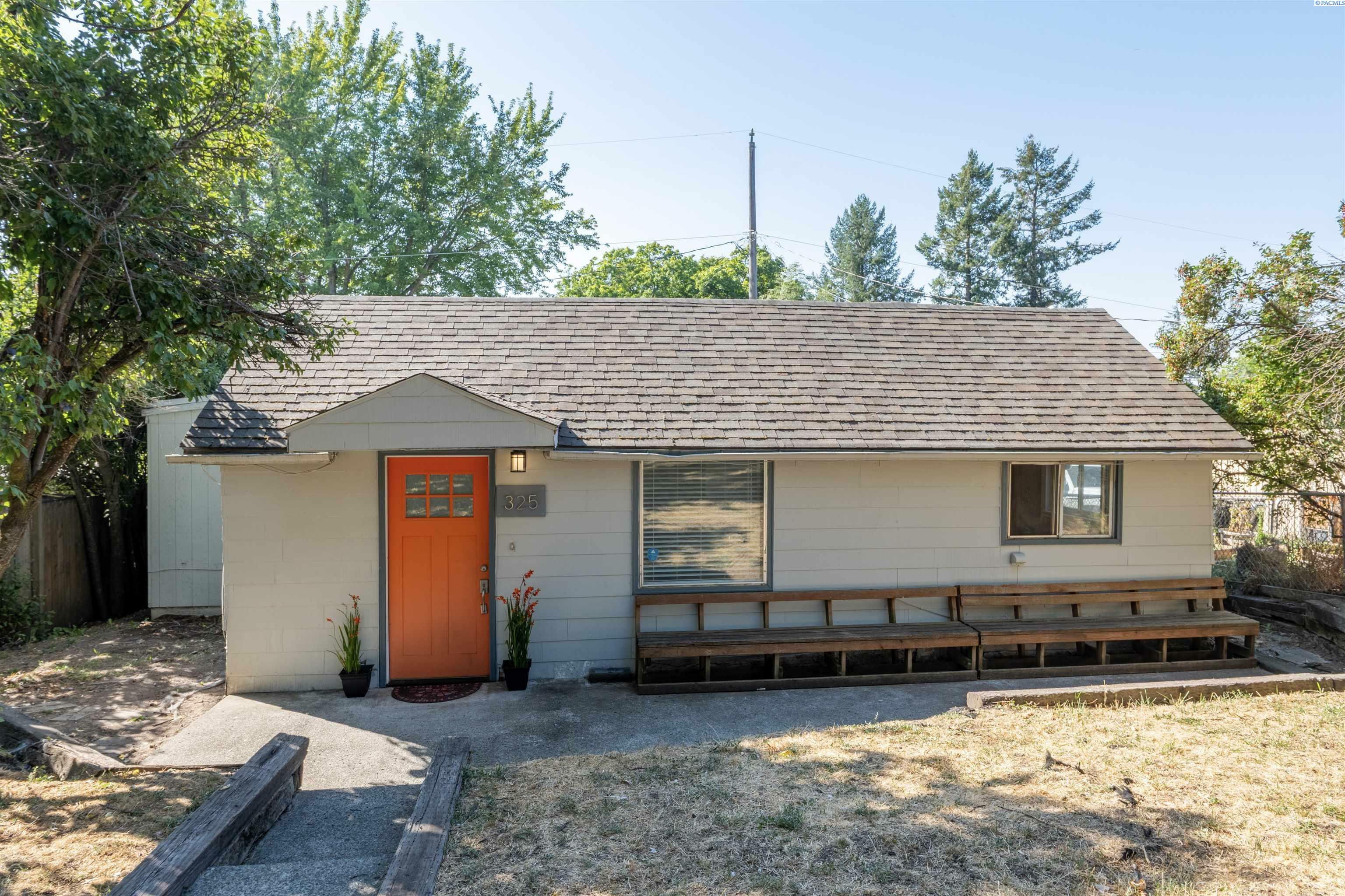 Property Photo:  325 NW Webb St  WA 99163 