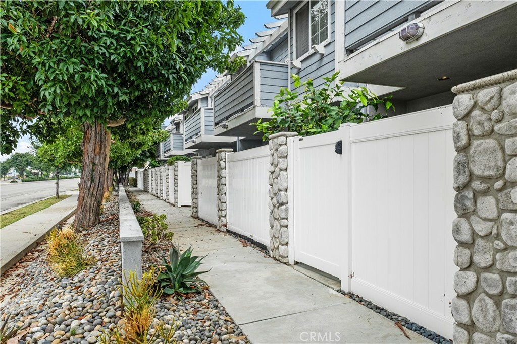 Property Photo:  2003 Artesia Boulevard 101  CA 90504 