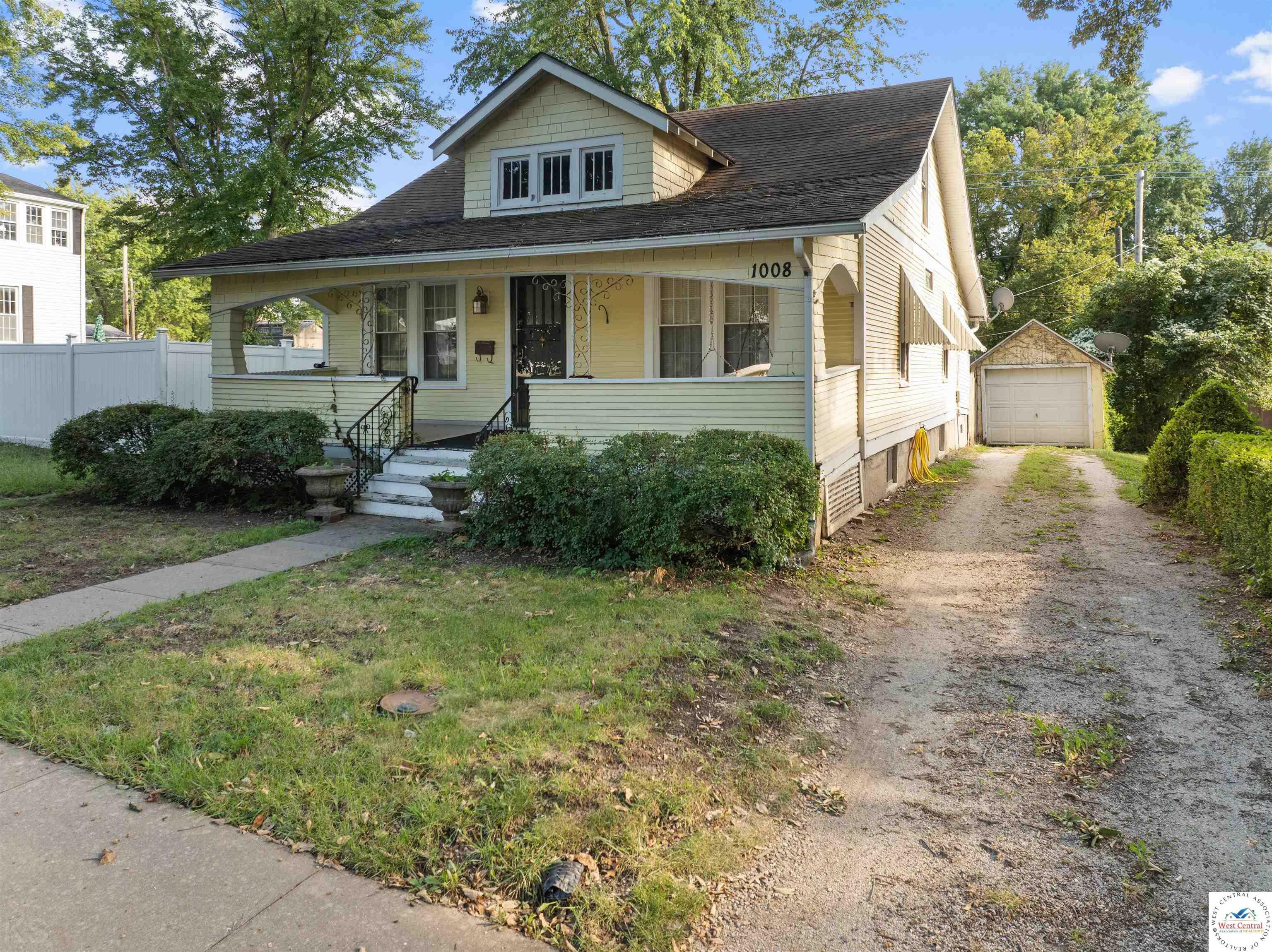 Property Photo:  1008 E Broadway  MO 65301 