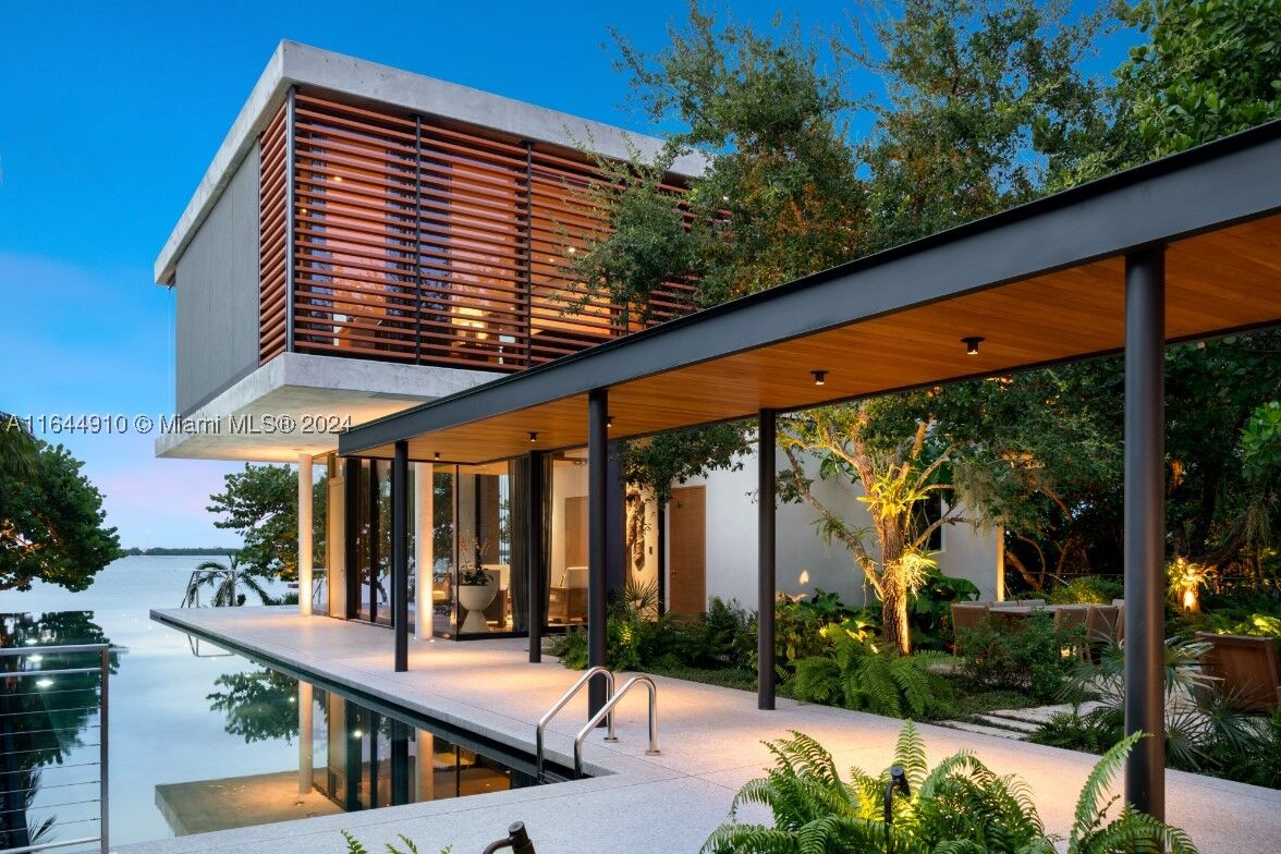 Property Photo: 845 E Dilido Dr FL 33139
