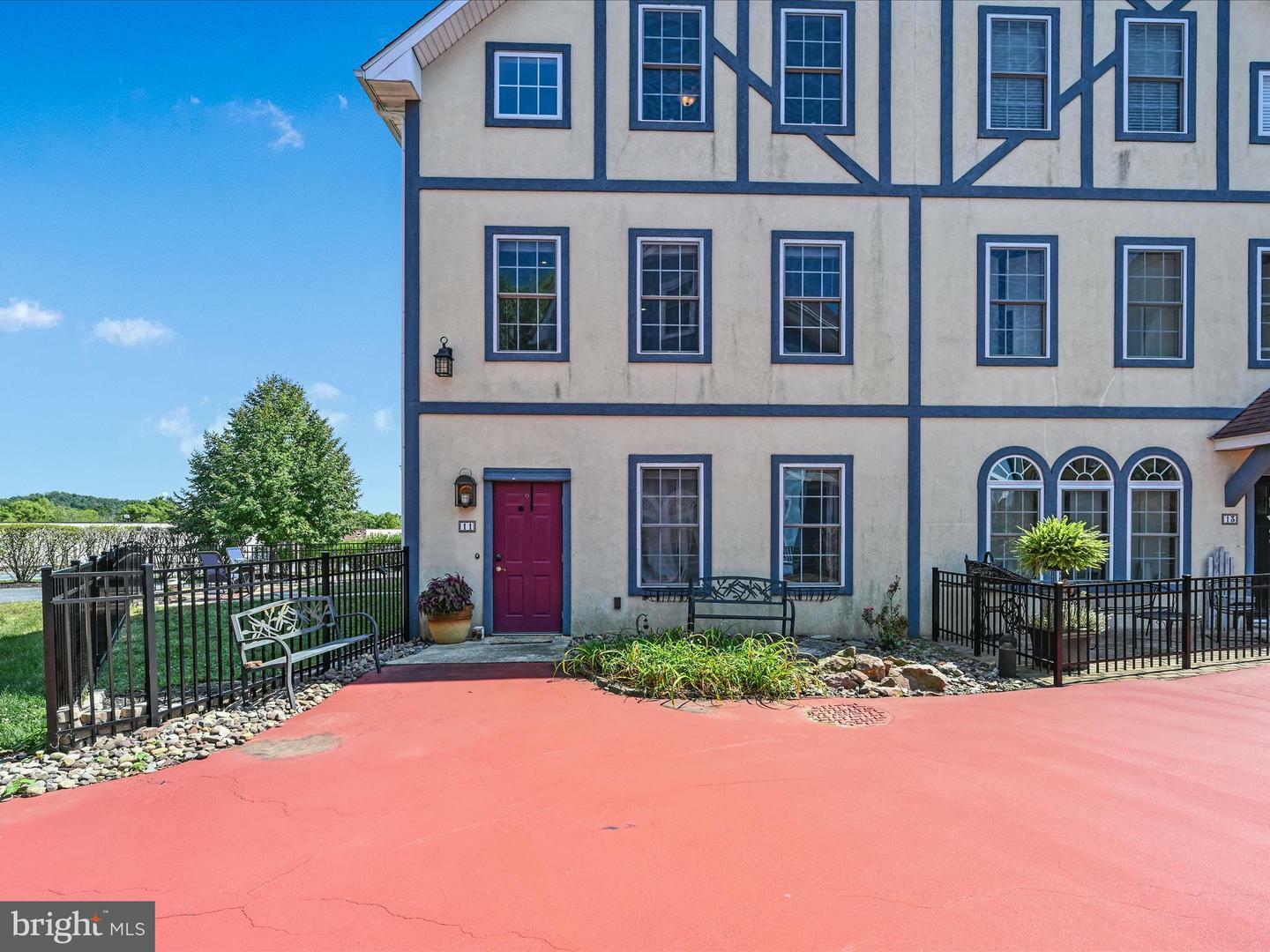 Property Photo:  11 S Village Circle  PA 17569 