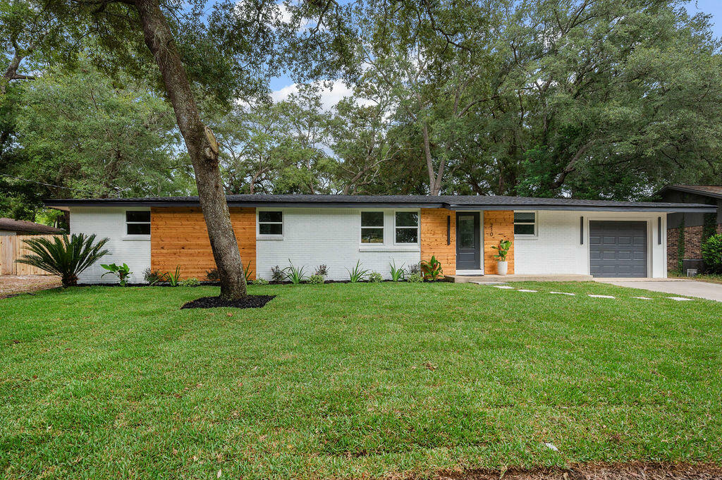 Property Photo:  210 Edrehi Avenue  FL 32578 