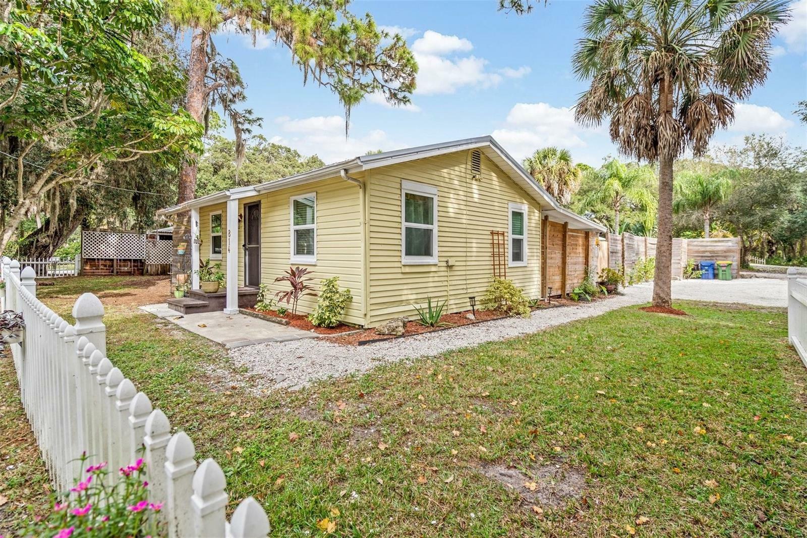 Property Photo:  814 Anderson Road  FL 34275 