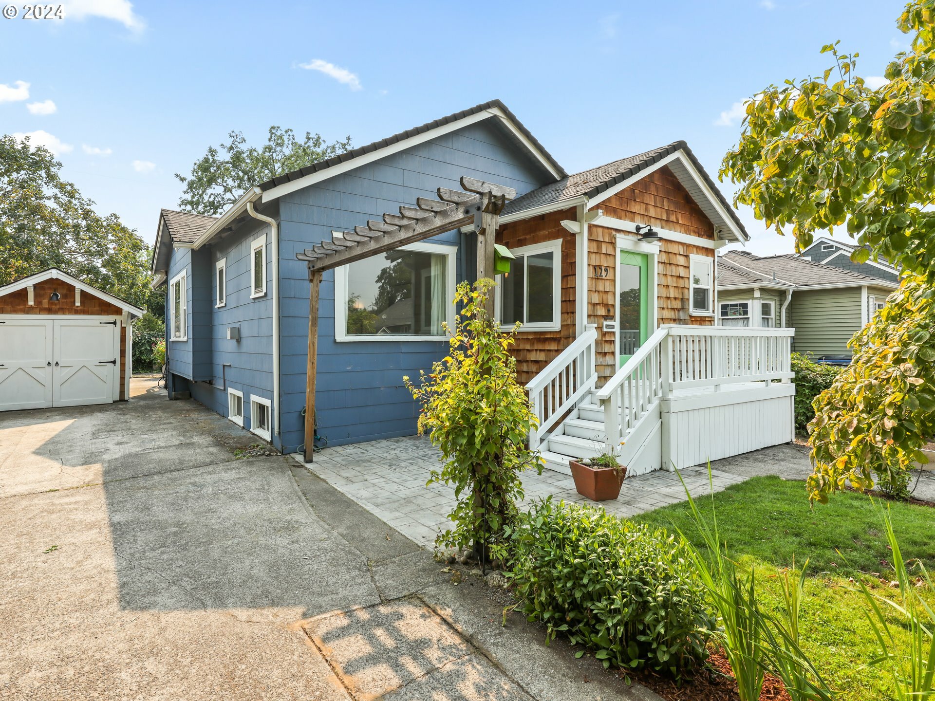 Property Photo:  129 W 23rd St  WA 98660 