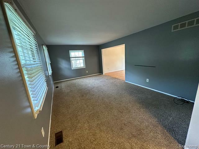 Property Photo:  2338 London Drive  MI 48085 