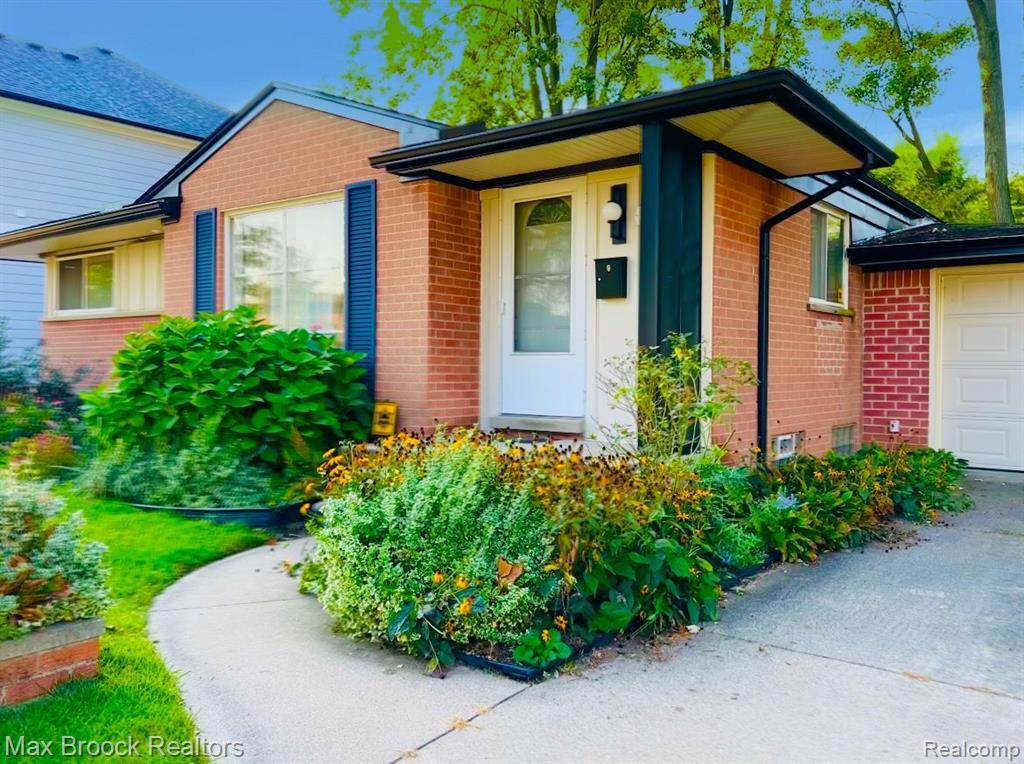 Property Photo: 1619 Poplar Avenue MI 48073 5702