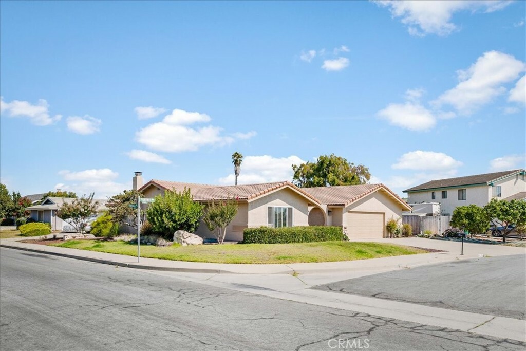 Property Photo:  541 Garnet Way  CA 93454 