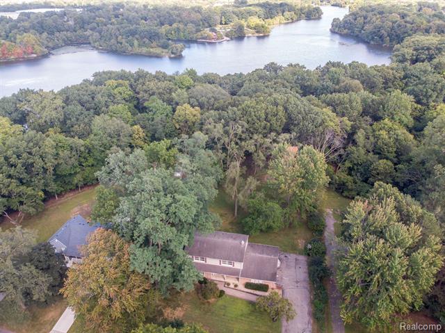 Property Photo: 10480 Bassett Street MI 48150