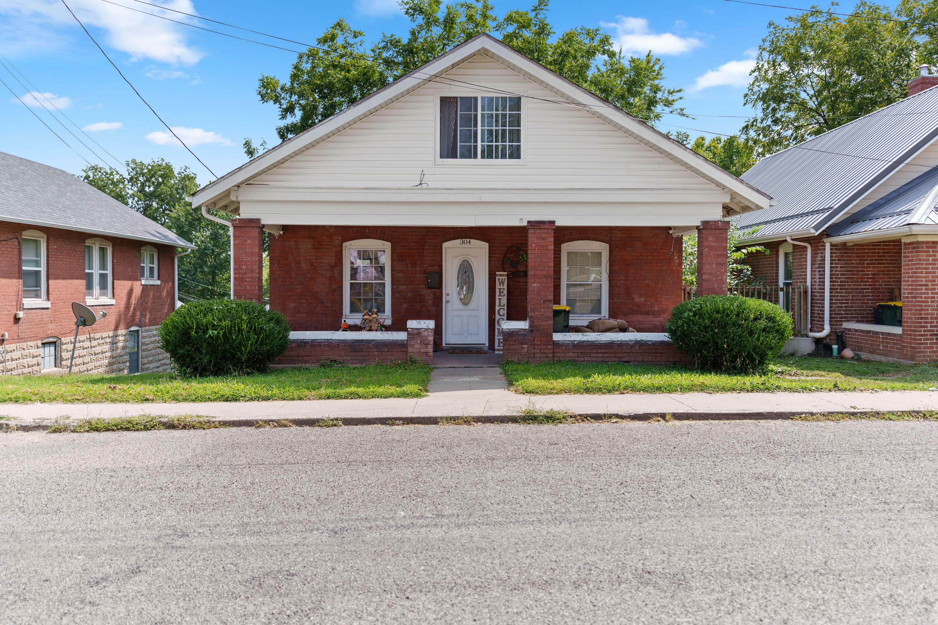 Property Photo:  304 McRoberts St  MO 65233 