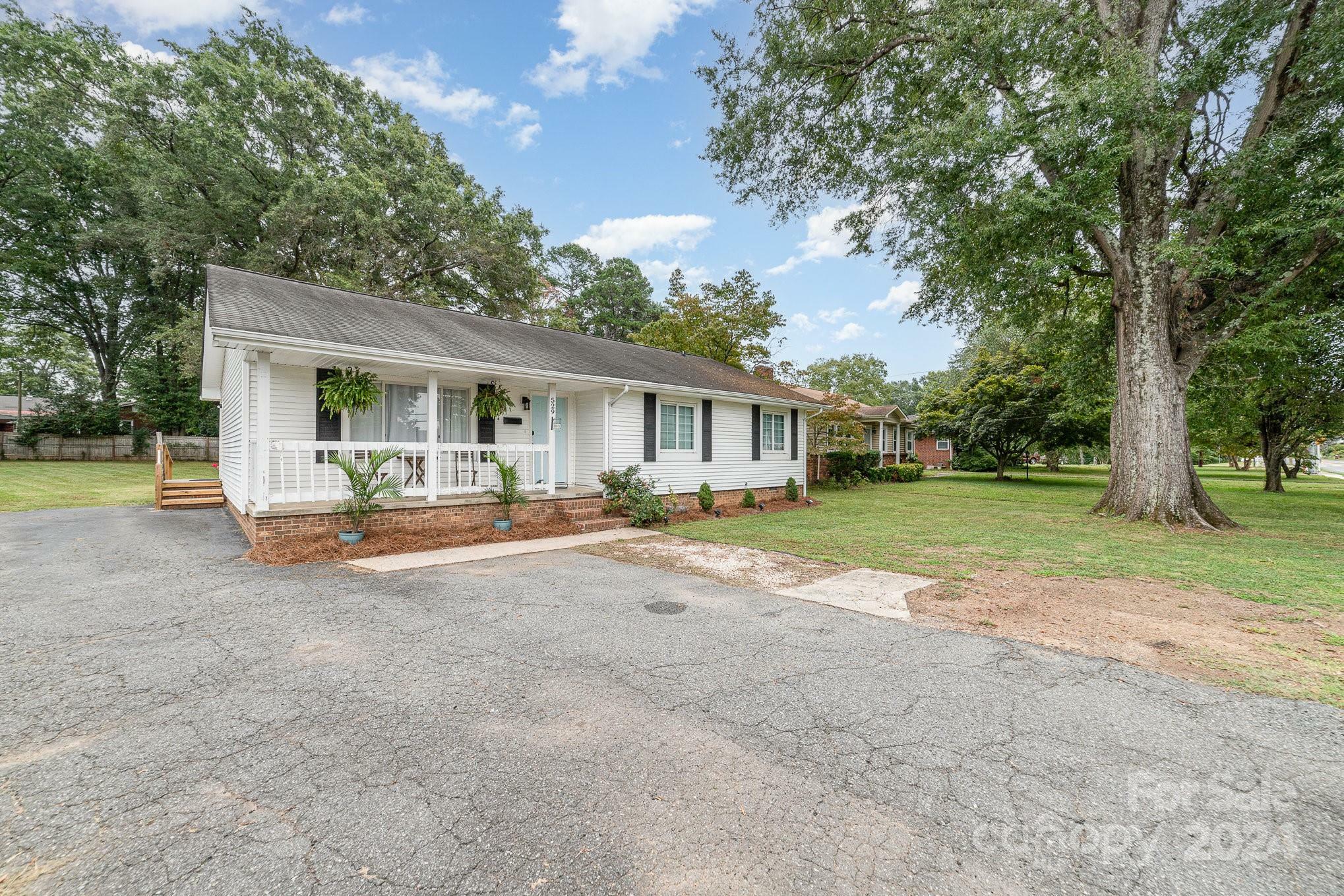 Property Photo:  529 Union Street S  NC 28025 