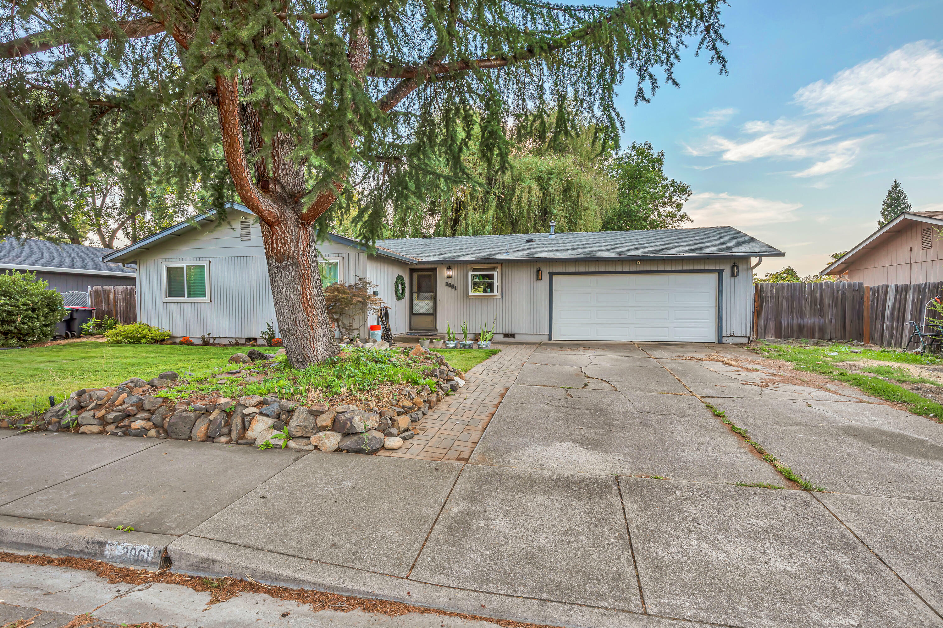 3061 Tahitian Avenue  Medford OR 97504 photo