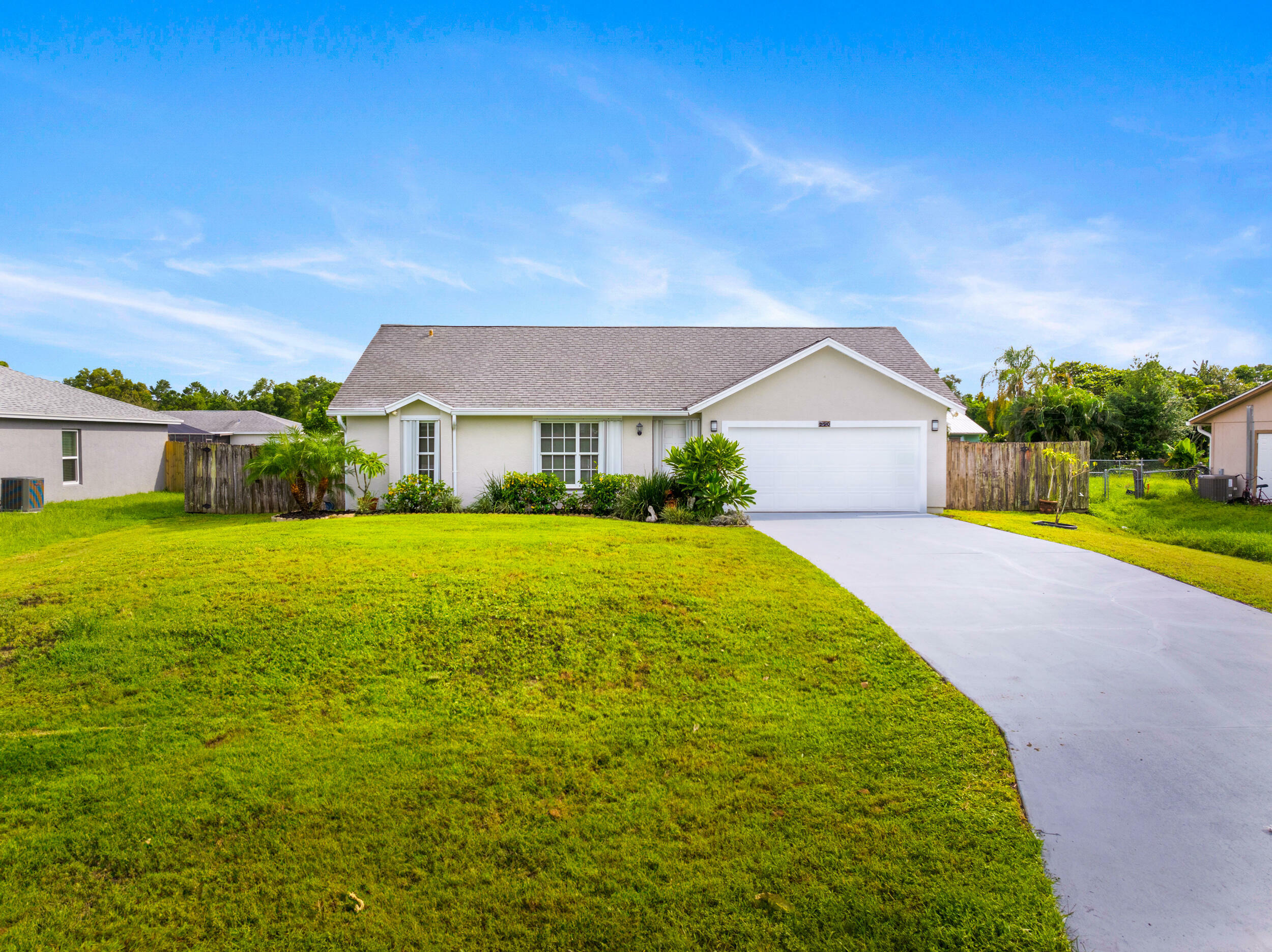 Property Photo:  250 SW Airview Avenue  FL 34984 