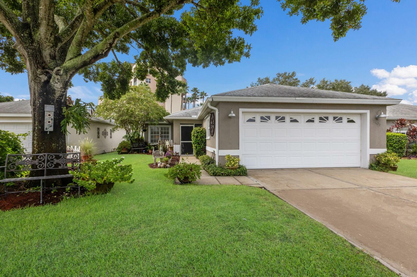 Property Photo:  2407 Waterford Court  FL 34221 