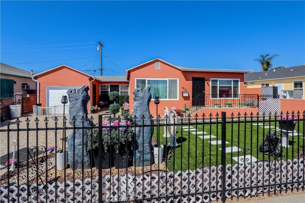 Property Photo:  1213 S Broadacres Avenue  CA 90220 