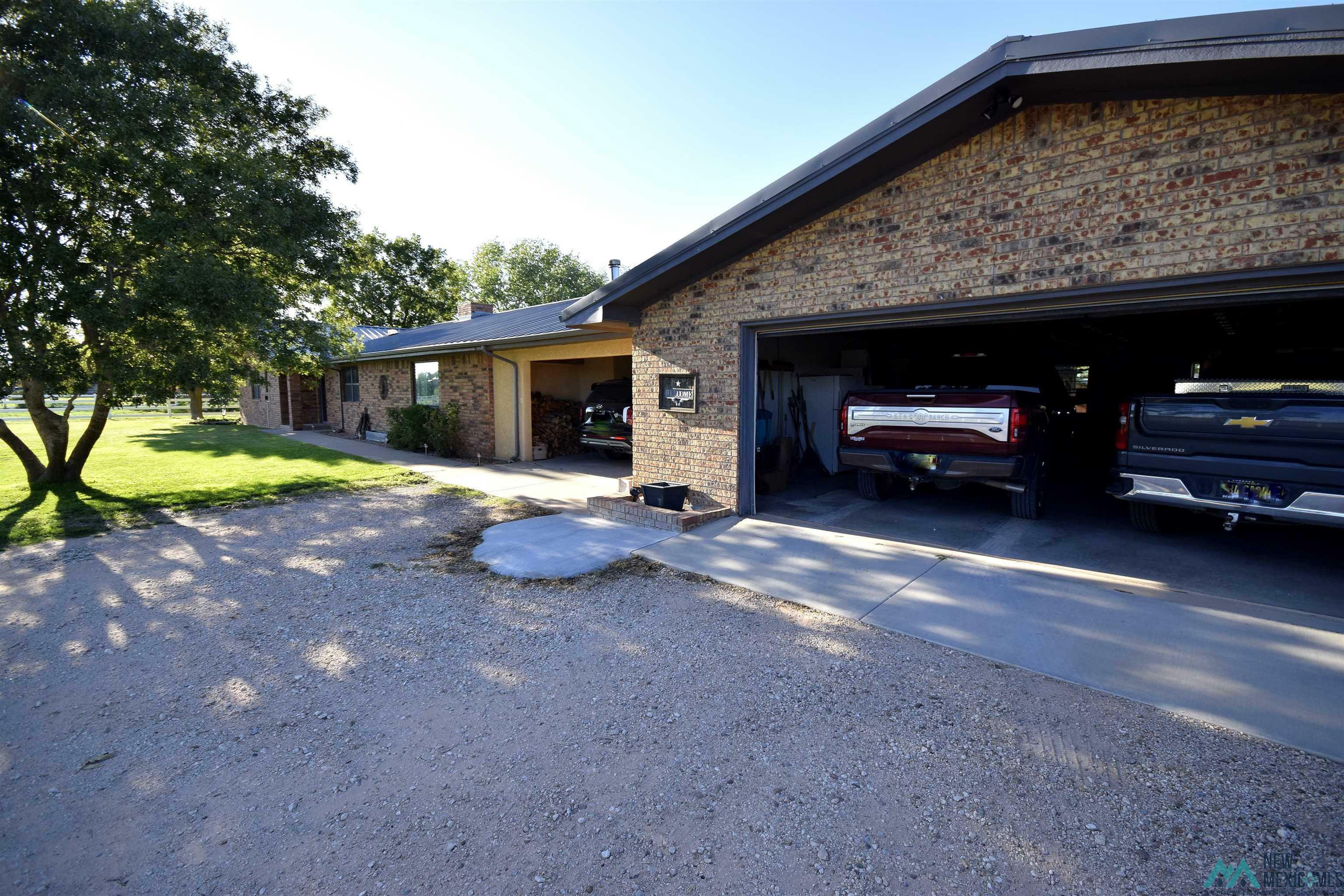 Property Photo: 1676 S Roosevelt Road 4 NM 88130