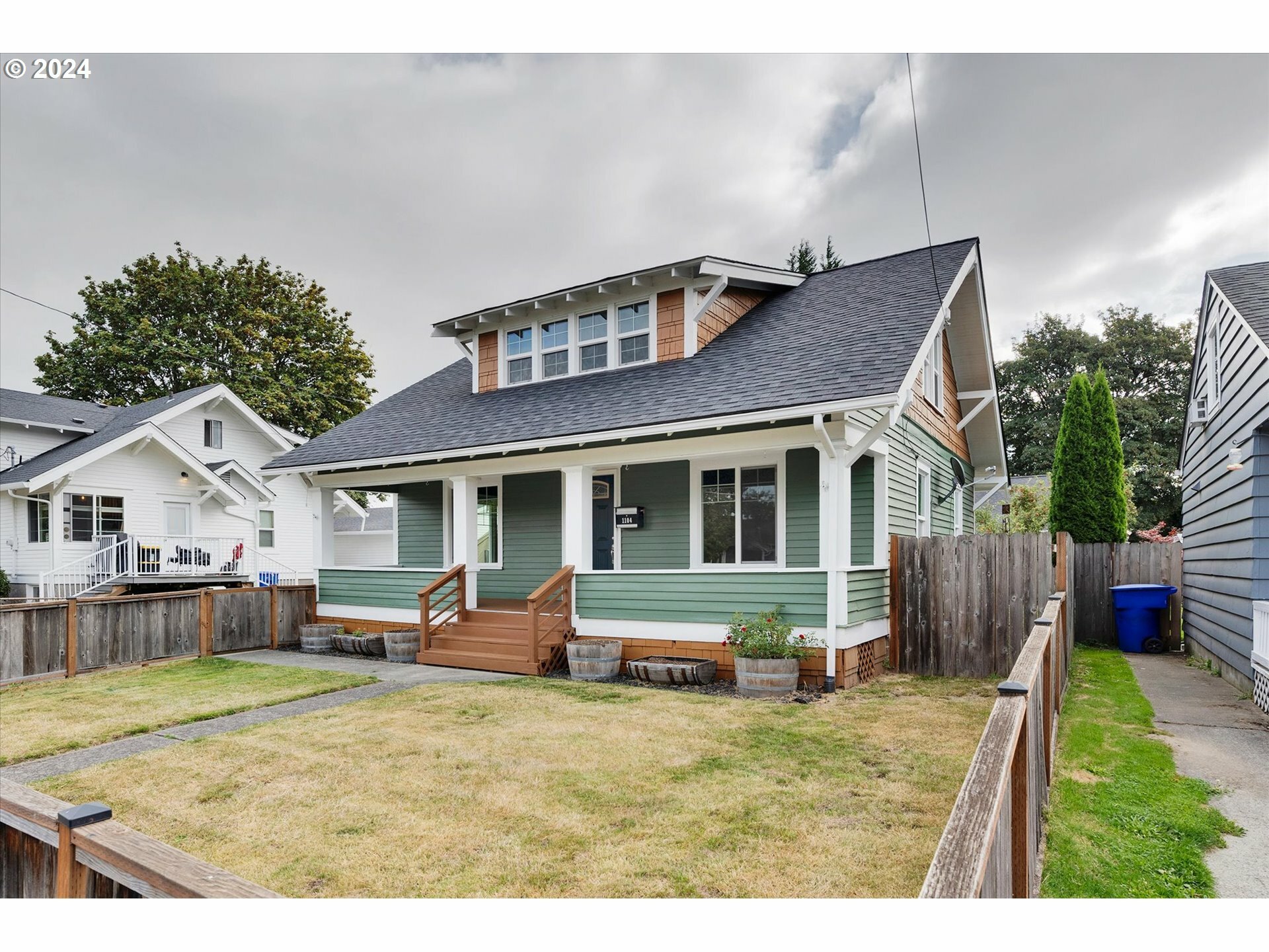 Property Photo:  1104 S Pacific Ave  WA 98626 