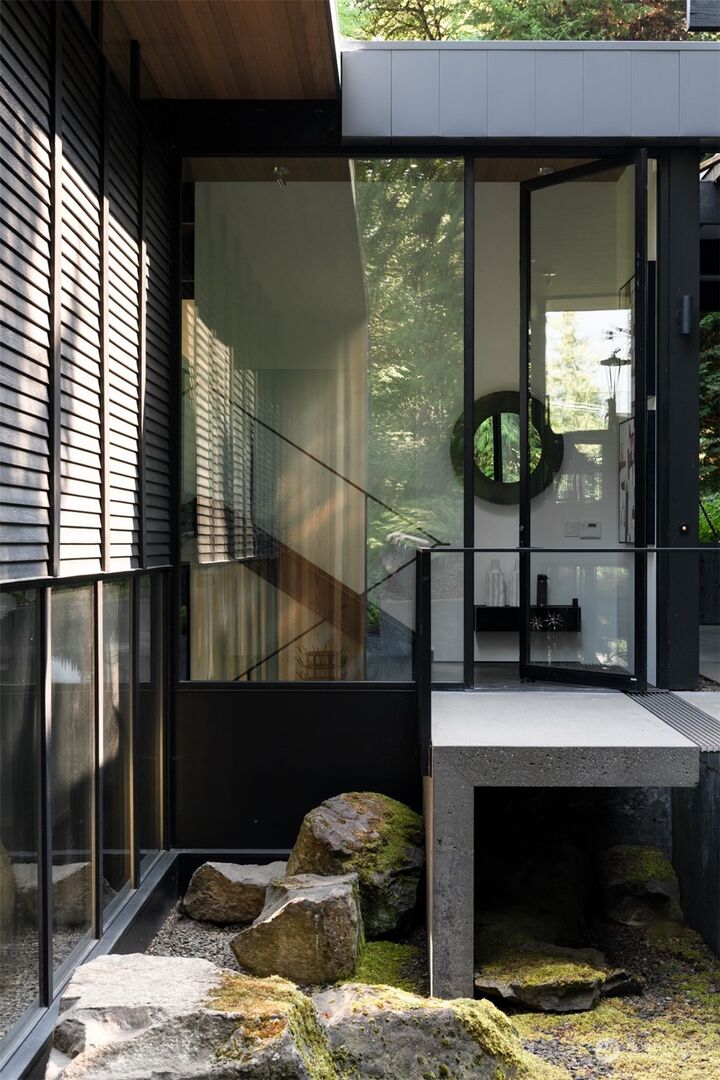 Property Photo: 5248 W Mercer Way WA 98040