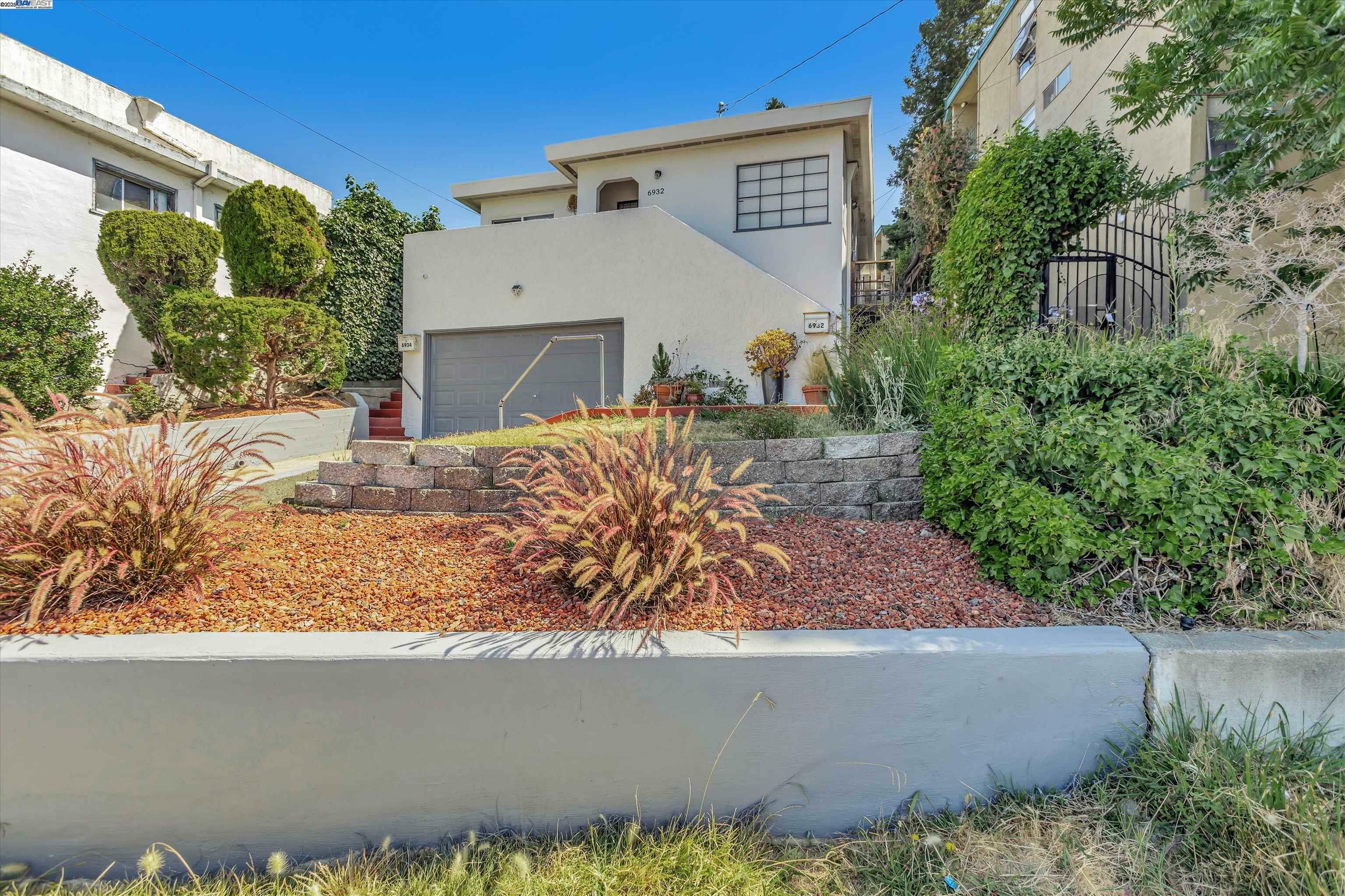 Property Photo: 6932 Macarthur Blvd CA 94605