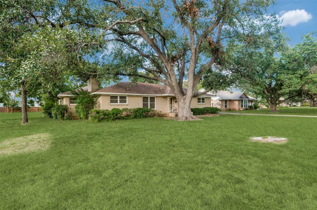 Property Photo:  839 E Worth Street  TX 76051 