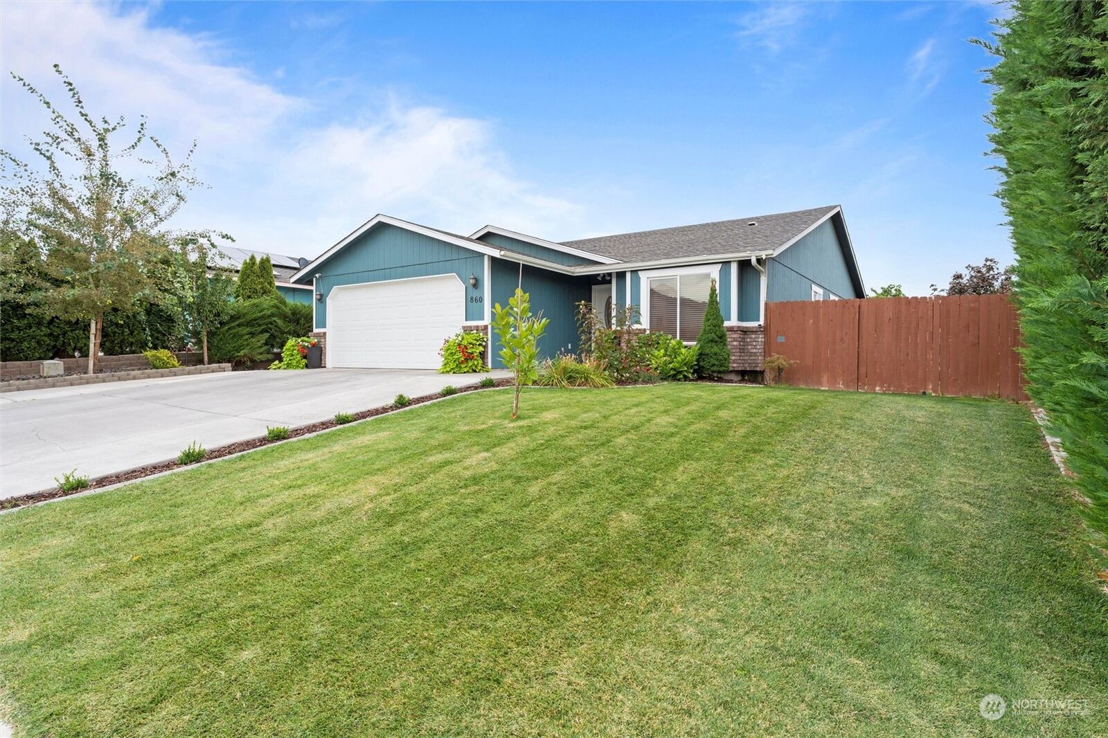 Property Photo: 860 E Gemstone WA 99344