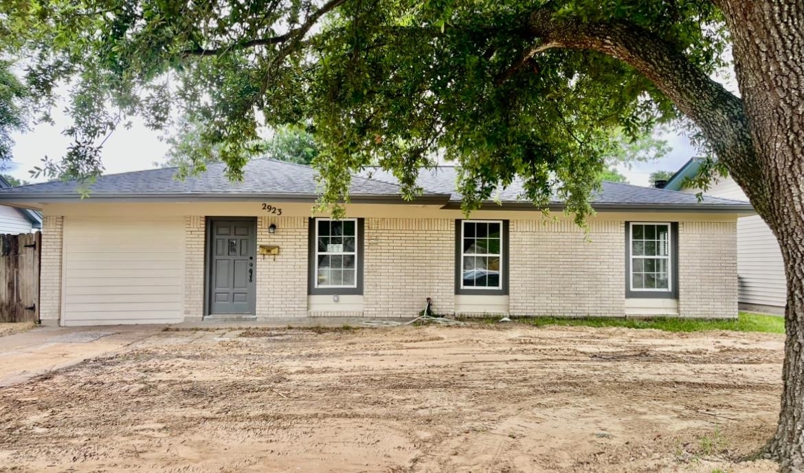 Property Photo:  2923 Avenue L  TX 77627 