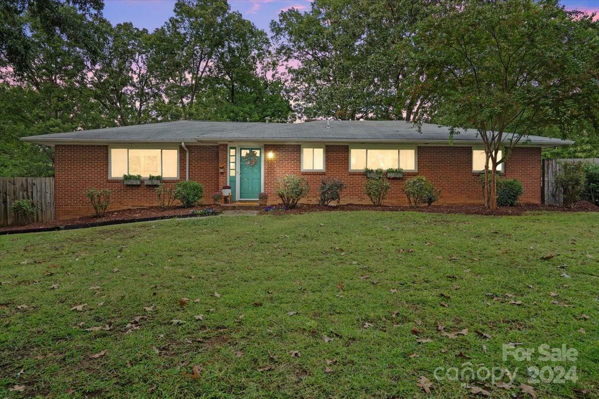 Property Photo:  1728 Oakridge Drive  NC 28216 